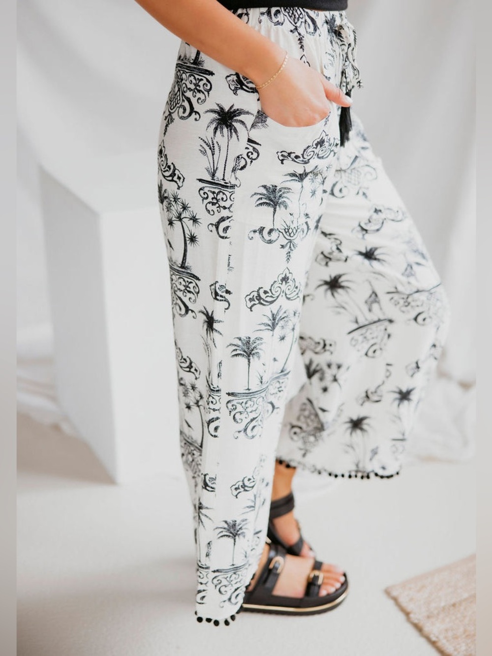 GiGio Women's Black & White Printed Wide-Leg Pants - Picture 3 of 13